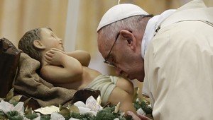 Pápež František krstil deti. Ich matky vyzval, aby v chráme pokojne dojčili