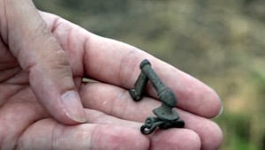 Policajti si posvietili na hľadačov pokladov. Nájdené artefakty ich môžu dostať do väzenia