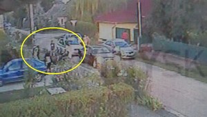 ZÁZNAM Z KAMERY: Mladíci surovo zbili dvoch mužov. Policajti ich nechali odísť