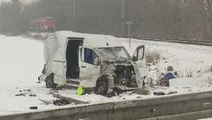 Dodávka skončila pod násypom po zrážke s vlakom. Vodiča previezli do nemocnice