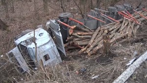 Neďaleko Novák sa prevrátil kamión. Vodič musel vykopnúť čelné sklo