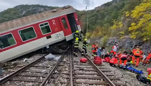 Po nehode vlakov zostáva v troch nemocniciach hospitalizovaných 16 ľudí