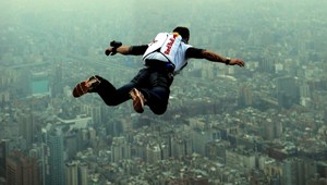 Skydiver Baumgartner (43) skáče posledný raz. Prekoná rýchlosť zvuku