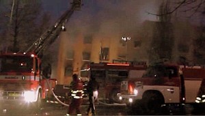 Hasiči našli v zrútenom dome už štyri bezvládne telá