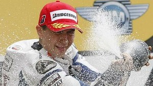 Lorenzo po páde Rossiho víťazom VC Francúzska MotoGP