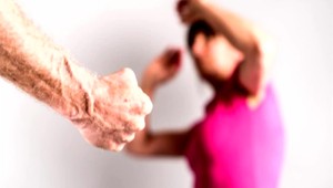 Tisíce Slovákov sa nehanbia dvihnúť ruku na vlastnú ženu. Polícia prichádza s kampaňou