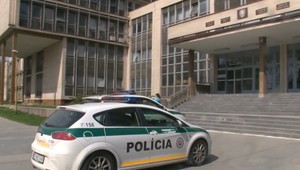 Súd s policajtmi, ktorí mali šikanovať rómskych chlapcov bol bez obžalovaných aj bez poškodených