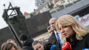 Prezidentka za veľkou mlákou: Čakali ju ulice plné slovenských vlajok