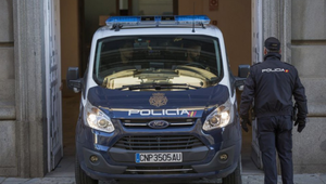 Zadržali policajného šéfa a jeho manželku. V stenách domu mali ukryté milióny eur