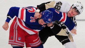 Bitkár Avery opäť v akcii! Dvakrát zbil rovnakého hráča