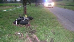 Mladý motorkár pravdepodobne nezvládol riadenie. Pád ho stál život