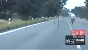 Rútil sa 215 kilometrovou rýchlosťou, na policajtov nereagoval. Vysvitlo, že vodičák mu zobrali pre podobný trestný čin