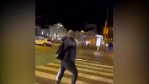 VIDEO: Muž napadol cudzincov v centre mesta. Potom "hajloval"