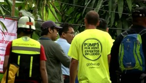 Záchranná akcia začala. Z jaskyne sa dostali von prví chlapci