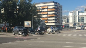 Vážna nehoda v Petržalke, autá zdemolovali semafor