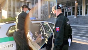 Štefan, ktorý zabil svoju matku, sa priznal. Jej nehybné telo polieval niekoľko dní dezinfekciou