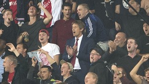 Van der Sar je pán! Fandil a oslavoval v kotli s fanúšikmi Ajaxu