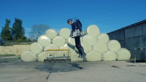 Chlapík z Británie vymyslel lietajúci oblek. Iron Man mu môže závidieť