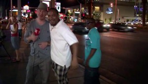 Reportéra TV JOJ najprv pobozkal, potom tľapkal po zadku!