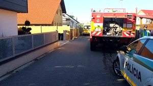 Mamu vytiahol z horiacej izby. Pri záchrane sa sám nadýchal nebezpečných splodín