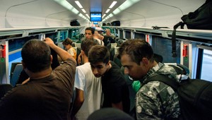 Na rakúsko-maďarskej hranici zastavili vlaky plné migrantov