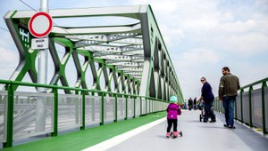 Po Starom moste prešli prví chodci a cyklisti