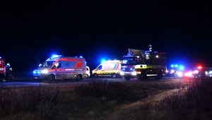 Zrážka áut uzavrela úsek na hodiny. Hasiči bojovali o životy šiestich zranených