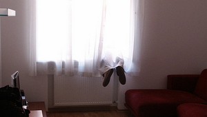 Dievča (4) vypadlo z okna na treťom poschodí. Je vo vážnom stave