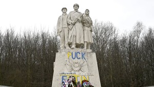 Neznámi vandali pomaľovali pamätník na Dargove. Polícia po nich pátra