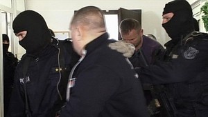 Policajti "Rezňa" najskôr zachránili, potom zabásli...