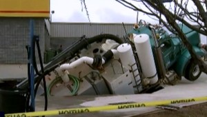 Diera v ceste pohltila nákladné auto