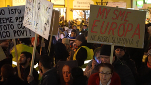 Sériu protestov sprevádzajú nenávistné komentáre na sociálnych sieťach