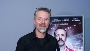 Čo to vyvádza? Langmajer pred týždňom dýchal s prístrojom, teraz si už trúfol plávať v ľadovej vode!