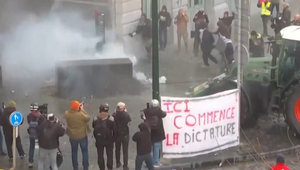 Kým spor o financovanie Ukrajiny paralyzuje samit, Brusel zaplavili protesty farmárov