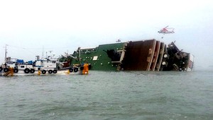 Pri juhokórejskom pobreží sa potopil trajekt so 477 ľuďmi