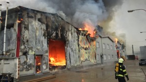 Rozsiahly požiar v Bratislave, hasiči evakuovali obyvateľov