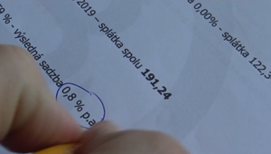 Slováci sa zadlžujú čoraz viac. Hoci ceny hypoték klesajú, s úverom to jednoduché mať nebudete