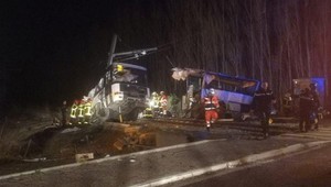 Vo Francúzsku sa zrazil vlak so školským autobusom. O život prišlo šesť detí