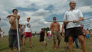 Hádka medzi dvoma rodinami vyústila do hromadnej bitky