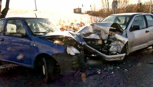 Ľad na ceste spôsobil dve nehody, 17-ročný mladík je vo vážnom stave