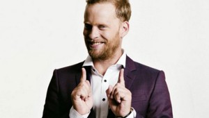 FOTO: Na mol opitý Prachař sa vymočil na vlastné auto!