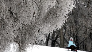 Silné sneženie vystriedajú mrazivé noci