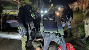 Policajti spacifikovali pasažierov vozidla. Zaistili podozrivú látku