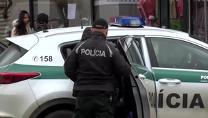 Trojica mužov prepadla a okradla invalida priamo v jeho dome