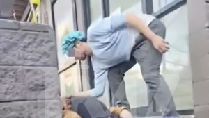 Známeho komika našli predávkovaného na ulici. Keby nedostal pomoc, už nie je medzi živými