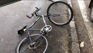 Cyklista narazil do ohnutej značky. V bezvedomí ho previezli do nemocnice