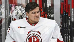 Má 33 rokov, no na maske mu nesmie chýbať rozprávková postava