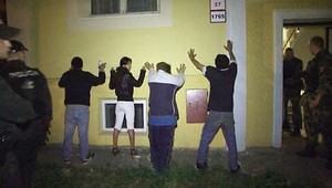 VIDEO: Oslavujúca rodina zmlátila policajta. Zachránili ho kolegovia