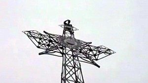 Turisti sa chceli vyšplhať na kríž, pokuta ich neminie