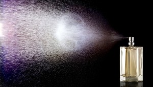 Voňavé fejky, colníci narazili na parfémy s kurióznymi názvami